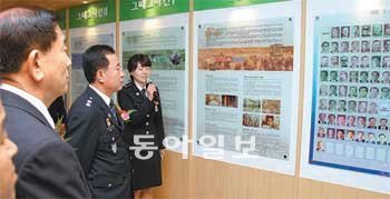 김인택 경남경찰청장(오른쪽에서 두 번째) 등이 23일 오전 홍보관 개관 직후 내부를 둘러보고 있다. 경남경찰청 제공