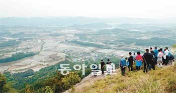 경북도와 안동시 직원들이 검무산 정상에서 도청 이전지를 살펴보고 있다. 풍수지리적으로 검무산은 서울의 북악산과 닮았다. 경북도 제공