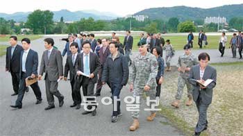 민관공동조사단 ‘고엽제 매립 추정지’ 방문 23일 경북 칠곡군 왜관읍 미군기지인 캠프 캐럴에서 민관공동조사단 관계자들이 고엽제 매립지로 추정되는 헬기장 인근을 둘러보고 있다. 미군은 1979∼1980년 기지 내에 묻혀 있던 드럼통과 주변의 흙 40∼60t을 다른 지역으로 옮겼다고 밝혔다. 칠곡=사진공동취재단