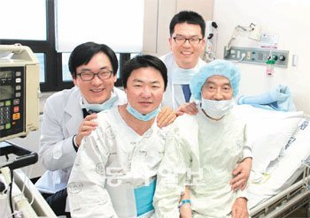 간바트 씨(왼쪽에서 두번째)가 박관태 고려대 안암병원 이식혈관외과 교수(왼쪽)와 함께 수술 뒤 기념사진을 찍었다. 고려대 안암병원 제공