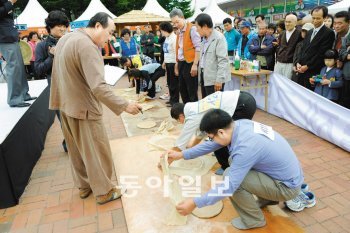 지난해 주민들이 마련한 ‘금정산성 막걸리 동창회’ 축제에서 시민들이 누룩빚기 체험행 사에 참여하고 있다. 금정구청 제공