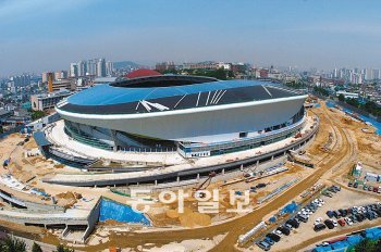 8월 준공을 앞두고 있는 축구전용구장인 숭의운동장. 동아일보DB