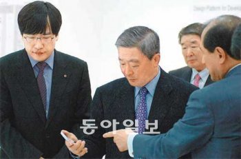 구본무 LG그룹 회장이 24일 서울 서초구 양재동에 있는 LG전자 디자인경영센터에서 스마트폰 디자인을 살펴보고 있다. 왼쪽부터 이철배 LG전자 MC디자인연구소장 상무, 구 회장, 구본준 LG전자 부회장, 이상철 LG유플러스 부회장. LG그룹 제공