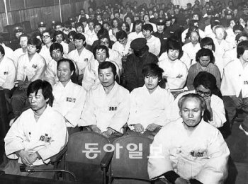 1980년 5월 열린 남조선민족해방전선준비위원회(남민전) 공판. 이들은 북한과 연합전선을 구축하려 했고 혁명자금을 마련하기 위해 무장강도 행각까지 벌였다고 안병직 교수는 말했다. 동아일보DB