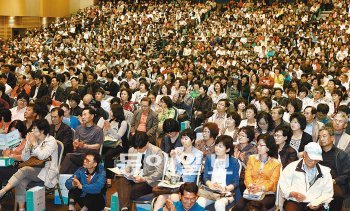 세종시 건설과 과학벨트 조성이 인근 개발의 호재로 작용하면서 대전 일대의 부동산이 달아오를 조짐을 보이고 있다. 지난 5월16일 대전 컨벤션센터 본회의실에서 열린 세종시 첫마을 2단계 분양설명회에 많은 사람들이 몰려 설명을 듣고 있다. 동아일보 DB