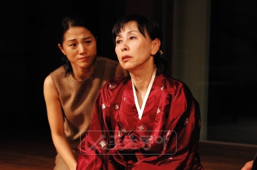 손숙(오른쪽)이 출연한 연극 ‘어머니’의 한장면. 스포츠동아DB