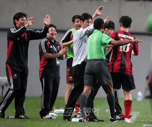 25일 서울월드컵경기장에서 열린 AFC 챔피언스리그 16강 FC서울과 가시마 앤틀러스 경기에서 선제골을 넣은 방승환(오른쪽 첫 번째)을 향해 최용수 감독대행(왼쪽 세 번째) 엄지손가락을 들어 칭찬하고 있다.