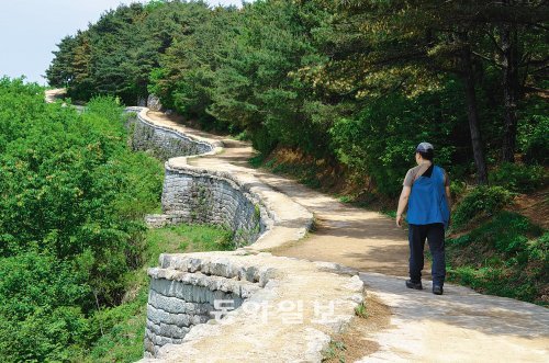 충북 청주시민들의 휴식처로 각광을 받고 있는 상당산성 둘레길. 성벽을 따라 오르락 내리락 걷는 재미가 쏠쏠하다.장기우 기자 straw825@donga.com