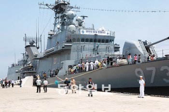 지난해 열린 부산항축제에서 시민들이 해군군함 승선체험 행사에 참여했다. 부산시 제공