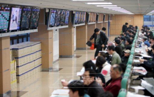 한국마사회가 연간 50∼60억원에 달하는 미지급환급금을 줄이기 위해 특별 대책을 시행한다. 장외발매소 중랑지점에서 경마 팬들이 경기를 즐기고 있다.
