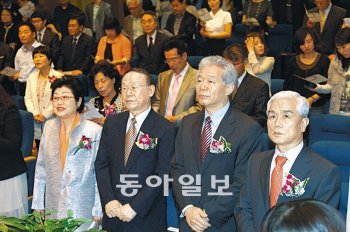 26일 동덕여대에서 열린 비전선포식에서 김영래 동덕여대 총장(오른쪽)이 교내외 귀빈과 함께 교가를 부르고 있다. 홍진환 기자 jean@donga.com