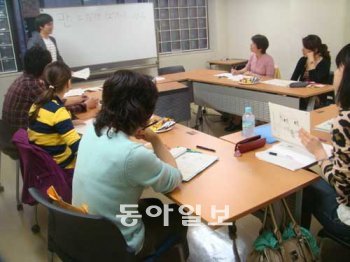 24일 저녁 일본 도쿄대 강의실에서 한국인 유학생이 도쿄대 학생과 교직원들에게 한국어를 가르치고 있다. 도쿄=윤종구 특파원 jkmas@donga.com