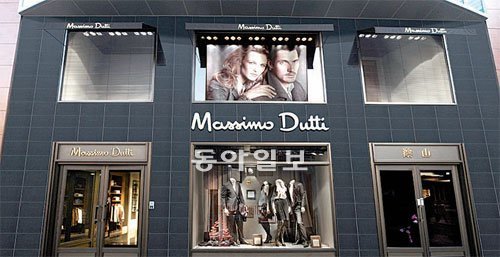 서울 강남구 신사동 가로수길의 ‘마시모두띠’ 매장. 1층은 여성복, 2층은 남성복으로 구성됐다.