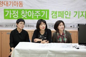 한연희 한국입양홍보회장과 입양한 자녀를 키우고 있는 유기선, 유현미 씨(왼쪽부터)가 27일 오후 경기 과천시 한국입양홍보회에서 ‘입양대기 아동 가정 찾아주기’ 캠페인의 취지를 설명하고 있다. 한국입양홍보회 제공