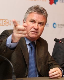 지난해 한국을 방문해 기자회견을 하고 있는 히딩크 감독.  스포츠동아DB