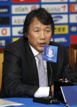 기자회견을 하고 있는 한국축구대표팀 조광래 감독.  스포츠동아DB