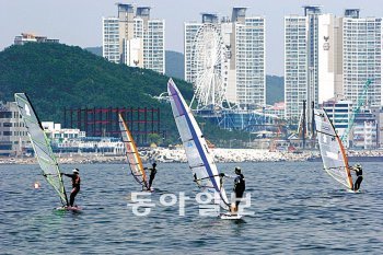 부산이 수상레포츠의 허브도시로 자리잡고 있는 가운데 30일부터 강 스포츠 축제가 열린다. 수영강 하구에서 시민들이 윈드서핑을 즐기고 있다. 동아일보DB