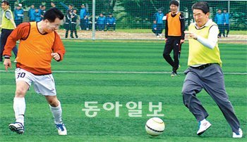 LG전자는 27일 경남 창원에서 노경(근로자와 경영진) 친선 축구대회를 열고 사내 화합을 다졌다. 경기에 참석한 구본준 LG전자 부회장(오른쪽)이 드리블하고 있다. LG전자 제공