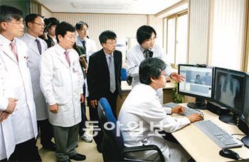 김윤년 동산의료원 교수(심장내과)가 원격의료시스템을 이용해 울릉도에 있는 심장병 환자에게 실시간 심전도 검사를 하고 있다. 계명대 동산의료원 제공