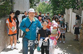 우동기 대구시교육감이 청라언덕에서 대구매천 초교 4학년 학생들에게 대구 근대문화유산에 대한 해설을 하고 있다. 대구시교육청 제공