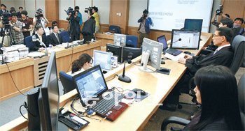 30일 오전 서울남부지법에서 첫 전자소송의 집중심리 재판이 열렸다. 법정에는 과거와 달리 재판과 관련된 모든 서류를 열람할 수 있는 노트북이 설치돼 좀 더 효율적인 재판이
이뤄졌다. 김재명 기자 base@donga.com