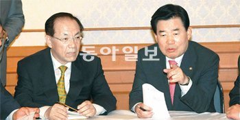 여야 원내대표 “국정조사 내달 실시” 한나라당 황우여 원내대표(왼쪽)와 민주당 김진표 원내대표가 30일 서울 여의도 국회 귀빈식당에서 회동을 갖고 저축은행 사태 국정조사 등 여야 쟁점 현안을 논의하고 있다. 변영욱 기자 cut@donga.com