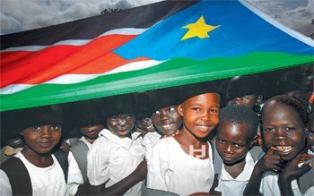 51년간의 내전을 끝내고 아프리카 수단에서 독립하는 남수단의 수도 주바의 한 학교에서 학생들이 남수단 국기를 들고 웃음을 터뜨리고 있다. 학생들은 매일 아침 학교 운동장에서 국기를 들고 국가를 부르는 의식을 치르며 새로운 조국이 탄생할 7월 9일을 기다리고 있다. 주바=박영대 기자 sannae@donga.com