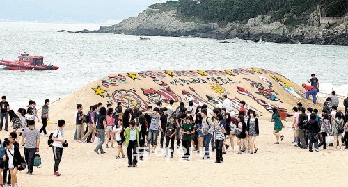 31일 부산 해운대해수욕장 백사장이 모래조형으로 변신을 했다. 3일부터 6일까지 열리는 모래축제에 참가하는 각국의 모래조형 작품들이 벌써부터 하나둘 자리를 잡으면서 형태를 갖추고 있다. 최재호 기자 choijh92@donga.com