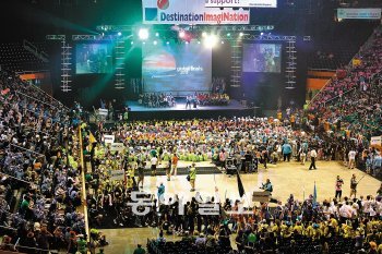 미국 테네시 주 녹스빌 테네시대에서 열린 세계창의력경진대회. 세계 각국 1만3000여 명의 청소년이 개막식을 즐기는 모습. 녹스빌=강혜승 기자 fineday@donga.com