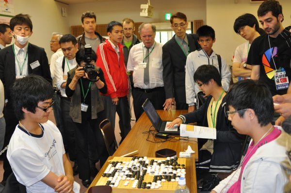 31일 벌어진 대국 가운데 가장 관심을 끈 것은 유력한 우승후보인 한국의 최우수 아마 7단(왼쪽)과 바이바오샹 아마 7단 간의 대국이었다. 대국이 끝난 뒤 취재진과 대회 참가자들이 몰려들었다. 마쓰에=윤양섭 전문기자 lailai@donga.com