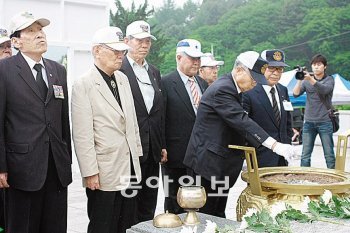 31일 경기 가평군 용문산전투 가평지구 전적비 앞에서 열린 제60회 전승 기념행사에서 당시 전투에 참여했던 노병들이 분향하고 있다. 육군6사단 제공
