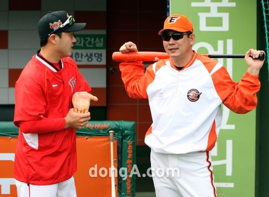 24일 대전한밭야구장에서 열린 2011 프로야구 한화이글스 대 SK와이번스 경기 전 한화 한대화감독이 SK 박진만과 이야기 하고 있다. 대전 | 김종원기자 (트위터 @beanjjun) won@donga.com