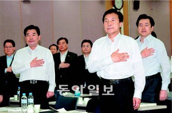 6월 임시국회를 앞두고 31일 서울 동작구 대방동 서울여성플라자에서 열린 민주당 워크숍에서 손학규 대표(오른쪽에서 두 번째)와 김진표 원내대표(왼쪽)가 국기에 대한 경례를 하고 있다. 변영욱 기자 cut@donga.com