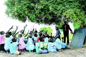 “저요! 저요!” 교사가 앞으로 나와 문제를 풀어보라고 하자 학생들은 서로 풀겠다고 손을 들었다. 칠판이 유일한 학교 시설이지만 수업에 열중하는 학구열은 햇볕보다 뜨겁다.