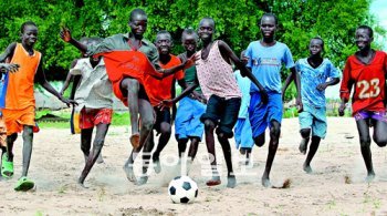 맨발 축구 남수단 수도 주바에서 북으로 200km 정도 떨어진 마을 파리아크의 학교 운동장에서 아이들이 맨발로 공을 차고 있다.