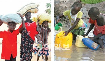 오늘은 힘들지만… 남수단 어린이들이 옥수수를 자루에 넣어 5km 정도 떨어진 시장에 팔러 가고 있다. 이들처럼 학교에 갈 시간이지만 일하는 아이도 많다(왼쪽 사진). 전날 밤 내린 비로 물이 가득 고인 길가 웅덩이에서 어린이들이 흙탕물을 긷고 있다. 마을에는 전기, 수도시설은 물론이고 우물조차 없다. 주바=박영대 기자 sannae@donga.com