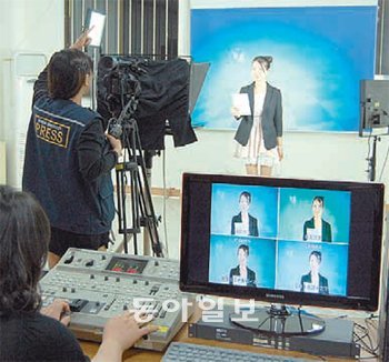 호남대 통합방송센터 학생기자들이 스튜디오에서 중국어 TV 뉴스를 녹화하고 있다. 호남대 제공