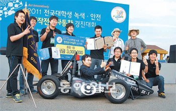 전국 대학생 창작전기자동차 경진대회에서 우승한 영남대 천마DM 팀이 교통안전공단 정상호 이사장(차에 타고 있는 사람)의 축하를 받고 있다. 영남대 제공
