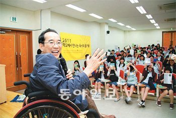 최근 서울시와 자치구들이 작가를 직접 만날 수 있는 독서 프로그램을 잇달아 선보이고
있다. 서울 마포구가 마련한 ‘학교에서 만나는 독서의 즐거움’이 대표적이다. 지난달 25일 서울 마포구 아현동 아현중학교에서 열린 이 프로그램에 동화작가 고정욱 씨가 학생들에게 이야기를 전하고 있다. 마포구 제공