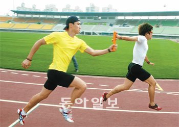 육상 남자 400m 계주 
대표팀의 전덕형(왼쪽)이 1일 파주공설운동장에서 김국영에게 바통을 건네는 훈련을 하고 있다. 대표팀은 최근 중국에서 열린 그랑프리
 대회에서 23년 만에 한국 신기록을 경신했다. 파주=양회성 기자 yohan@donga.com