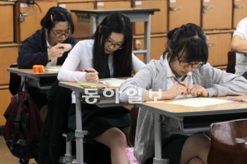 2012학년도 대학수학능력시험 6월 모의평가가 실시된 2일 서울 영등포여고생들이 답안지에 이름을 쓰고 있다. 신원건 기자 laputa@donga.com