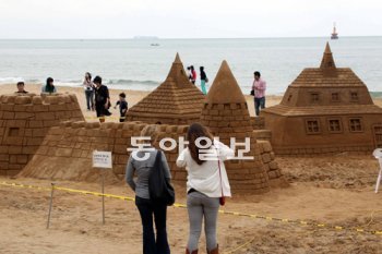 지난달 31일 부산 해운대해수욕장 백사장이 온통 모래조각으로 변신했다. 3일부터 6일까지 열리는 모래축제에 참가하는 각국의 모래조각 작품들이 벌써부터 하나 둘 자리를 잡으면서 형태를 갖추고 있다. 최재호 기자 choijh92@donga.com