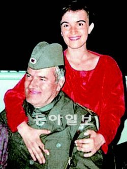 보스니아 전쟁 당시 가족과의 단란한 한때를 보내던 믈라디치와 그의 딸 아나. 사진 출처 데일리 메일