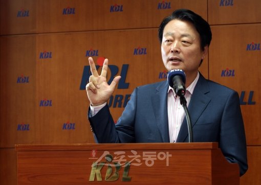 3일 서울 논현동 KBL센터에서 열린 임시총회에서 KBL총재로 당선된 한나라당 한선교 의원은 프로농구의 인기를 회복하는데 전력을 다할 것이라고 밝혔다.
