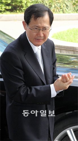 금호석유화학 박찬구 회장이 3일 오전 조사를 받기 위해 검찰에 출두하며 초조한 듯 손을 비비고 있다. 김미옥 기자 salt@donga.com