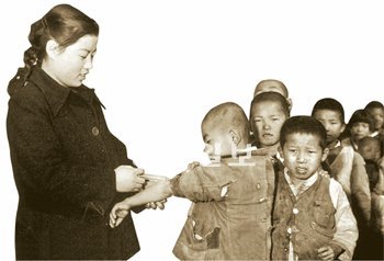 1952년 경기 문산 피란민수용소에서 예방접종을 받는 아이들. 이순 제공