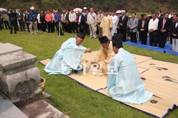 5일 경북 구미시 해평면 금호리에서 선산 김씨 대종회 소속 인사들이 ‘뿌리교육 및 단합대회’ 행사에 앞서 조상들에게 참배를 드리고 있다. 구미=장영훈 기자 jang@donga.com