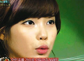 아이유는 KBS2 ‘자유선언 토요일’의 ‘불후의 명곡 2’에 출연해 선배 가수의 노래를 리메이크하는 미션에 도전하고 있다. KBS TV 화면 촬영