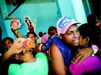 베네수엘라 마르가리타 섬에 있는 산안토니오 교도소 내부 모습. 자유로운 복장을 한 수감자들이 레게 음악이 흘러나오는 클럽에서 파티를 벌이며 춤을 추고 있다. 사진 출처 뉴욕타임스