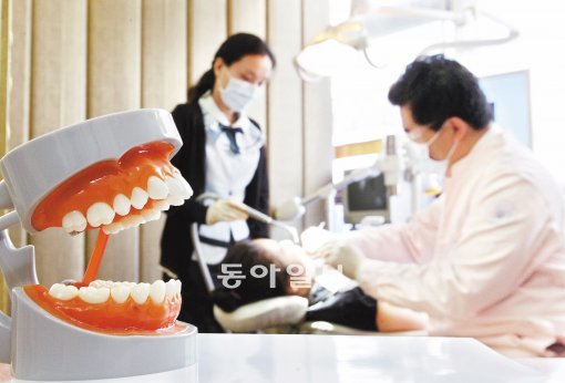 서울 종로구의 한 치과의원에서 의료진이 충치로 찾아온 환자를 치료하고 있다. 충치도 단계별로 치료방법이 다른 만큼 본인이 어느 단계에 해당하는지 아는 것이 중요하다. 김미옥 기자 salt@donga.com